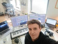 Die Komponistin Dorothée Hahne fotografiert von sich selbst an ihrem Arbeitsplatz: Eine Keyboardtastatur vor einem Computerbildschirm, in dem ein Tonverarbeitungsprogramm geöffnet ist