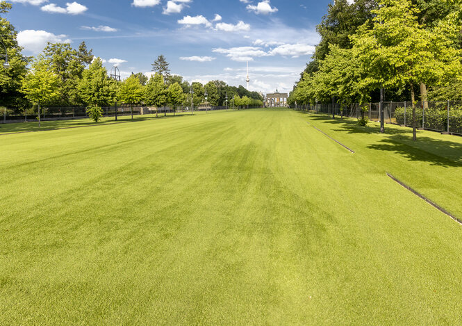 Das Bild zeigt den Blick auf Brandenburger Tor von Westen beider Fußball-EM 2024. Die darauf zführnde Straße ist mit Kunstrasen ausgelegt.