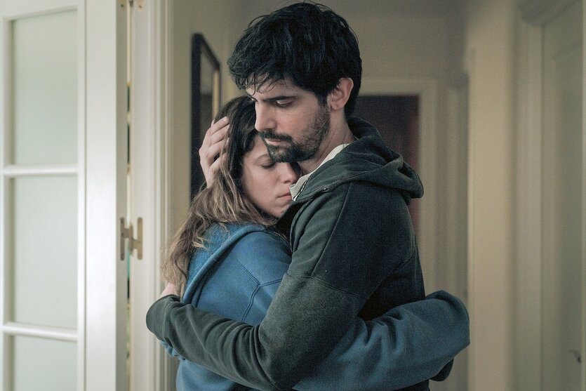 Szenenfoto aus der Serie "Ana und Oscar", ein Mann und eine Frau umarmen sich innig