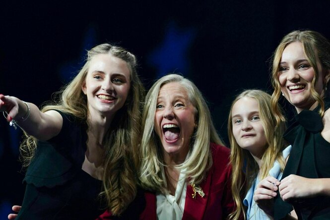 Vier Personen schauen begeistert und freuen sich