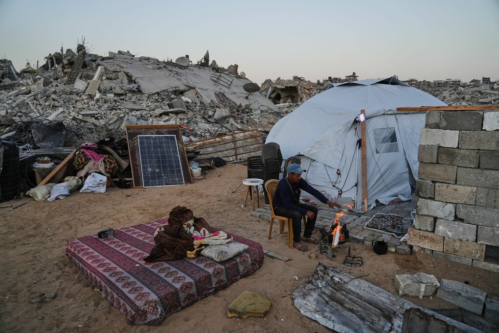 EIn Mann vor einem Zelt