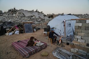 EIn Mann vor einem Zelt