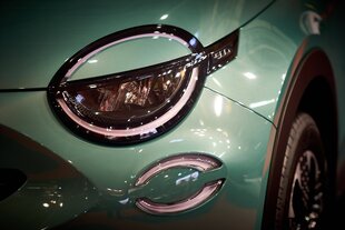 Detail eines grün lackierten Elektroautos