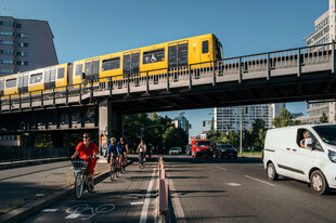 U-Bahn fährt auf Viadukt über Straße