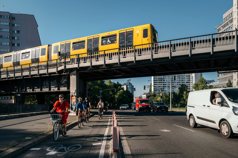 U-Bahn fährt auf Viadukt über Straße