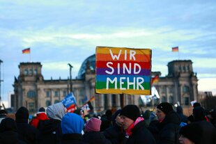 Viele Menschen demonstrieren vor dem Reichstag