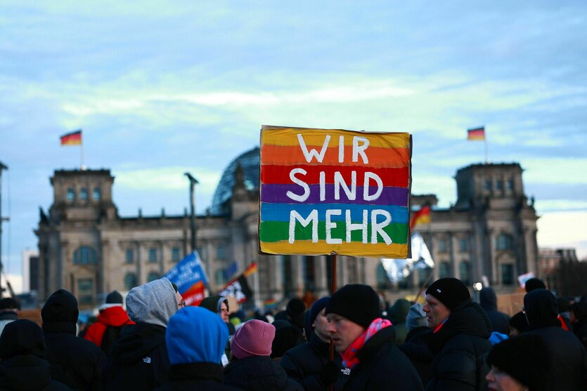 Viele Menschen demonstrieren vor dem Reichstag