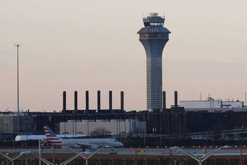 Der Tower des Chicagoer Flughafens im diesigen Morgenlicht