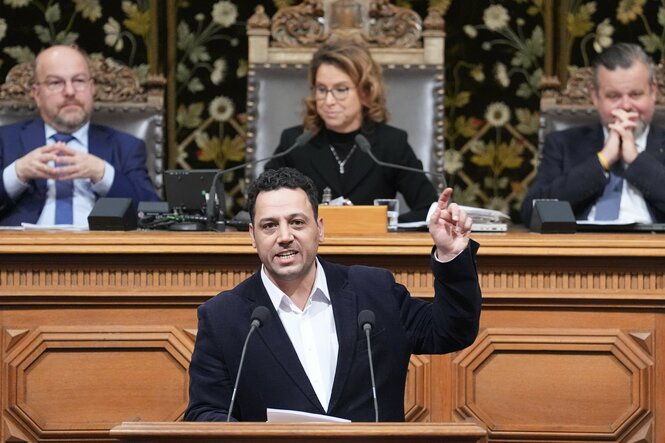 Deniz Celik (Linke) während einer Sitzung der Hamburgischen Bürgerschaft im Rathaus