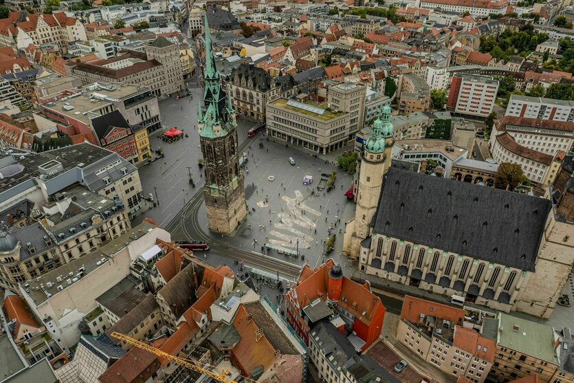 Luftbild von der Innenstadt von Halle - Altstadt - in der Mitte ein Kirchturm und auf dem freien Platz davor ist mit Kreide das Wort "WIR" gemalt