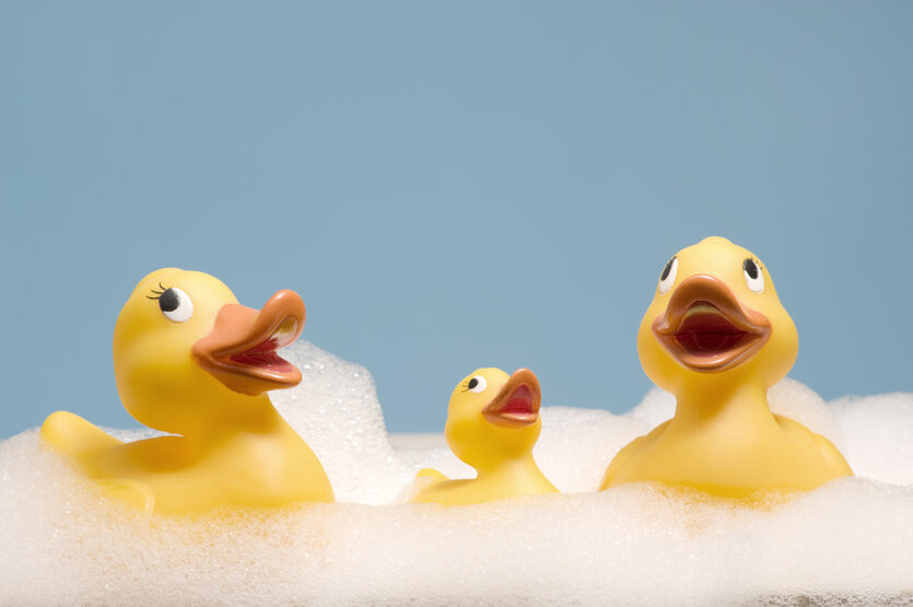 Badewannenenten im Schaum.