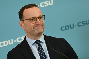 Porträt von JensSpahnvor einer Wand mit dem CDU/CSU Logo