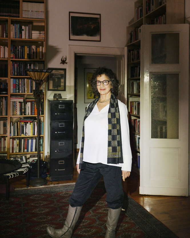 Porträt von Susan neiman in ihrer Wohnung.