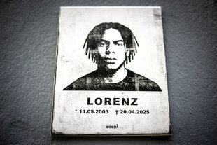 Am Tatort in der Oldenburger Innenstadt erinnert ein stilisiertes Foto an den 21-Jährigen Lorenz, der in der Nacht zu Ostersonntag durch Polizeischüsse tödlich verletzt wurde.