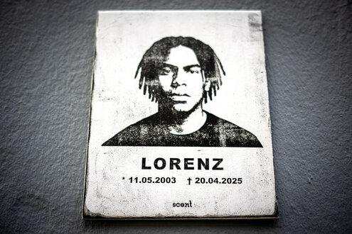 Am Tatort in der Oldenburger Innenstadt erinnert ein stilisiertes Foto an den 21-Jährigen Lorenz, der in der Nacht zu Ostersonntag durch Polizeischüsse tödlich verletzt wurde.