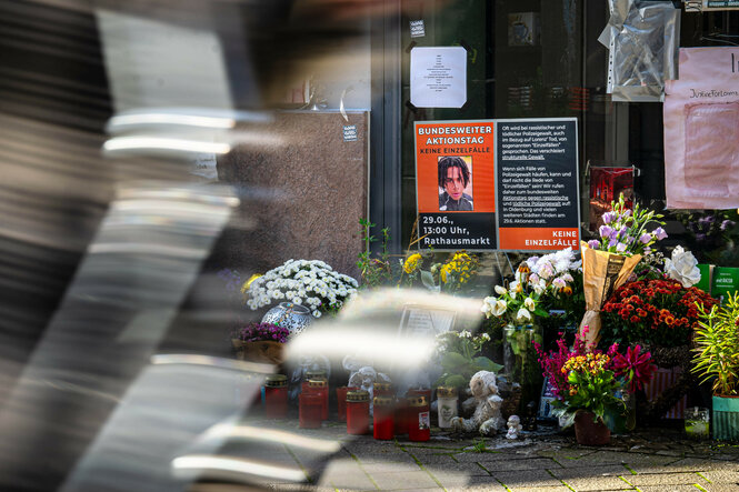 Am Tatort in der Oldenburger Innenstadt erinnern Fotos, Blumen und Kerzen an Lorenz, der durch Polizeischüsse tödlich verletzt wurde.