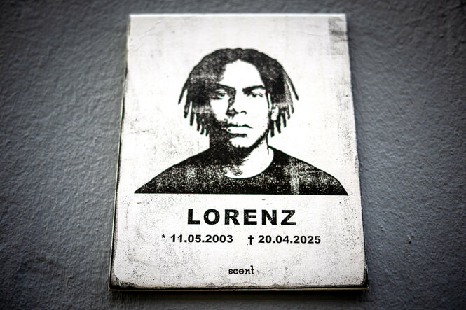 Am Tatort in der Oldenburger Innenstadt erinnert ein stilisiertes Foto an den 21-Jährigen Lorenz, der in der Nacht zu Ostersonntag durch Polizeischüsse tödlich verletzt wurde.