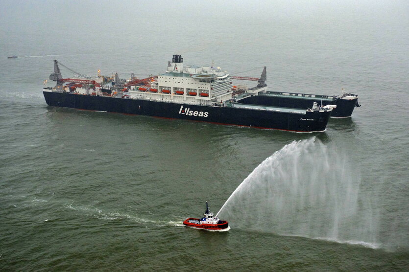 Das größte Schiff der Welt im Hafen von Rotterdam