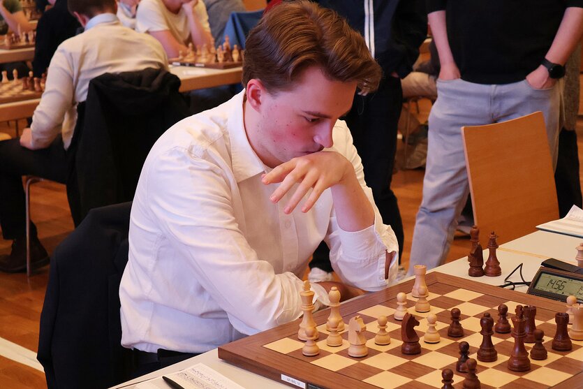 Vincent Keymer nachdenklich am Brett