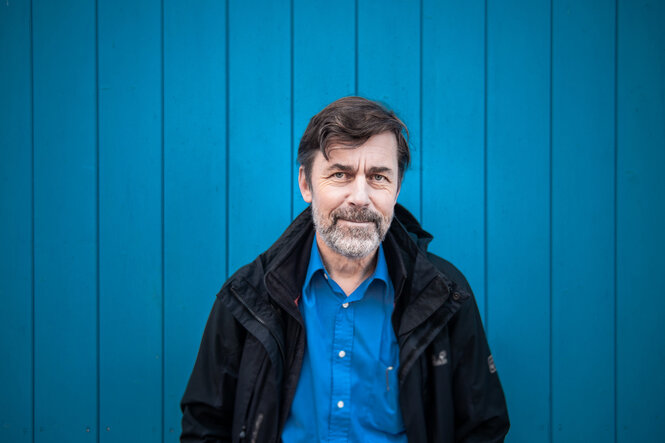 Der Autor Peter Stamm schaut in die Kamera