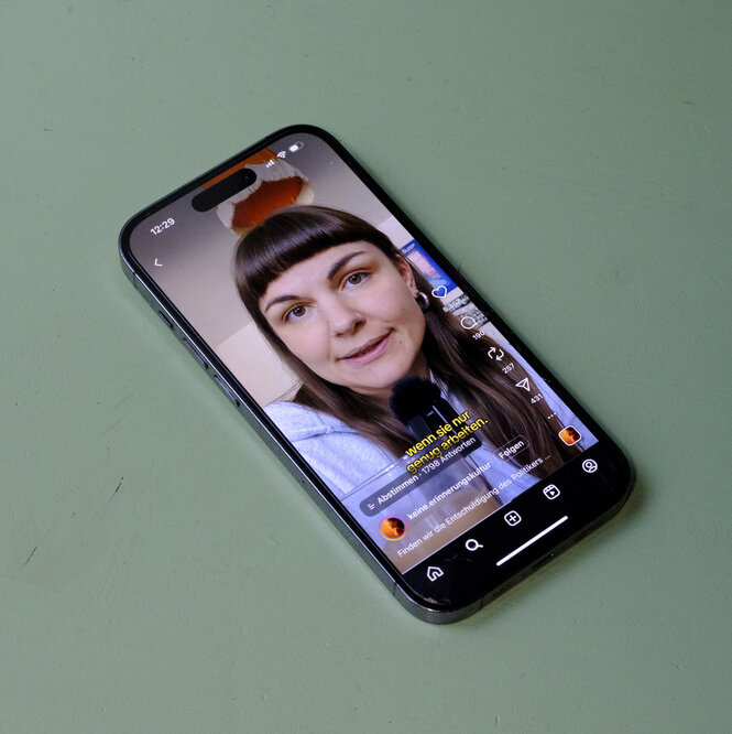 Smartphone zeigt einen Tiktok Account.