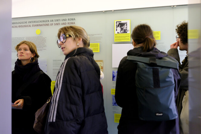 Eine Schulklasse in einer Ausstellung.