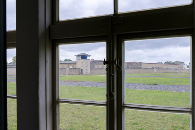 Blick aus einem Fenster auf die Fläche der KZ-Gedänkstätte Sachesenhausen.