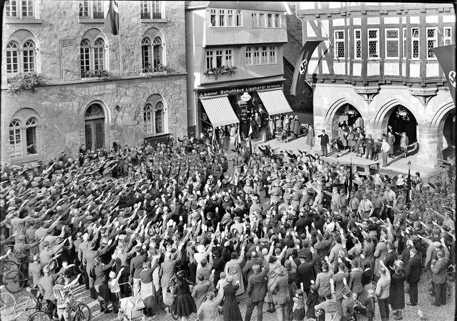 Historische Aufnahme eines Naziaufmarschs auf einem Marktplatz.