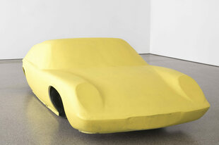 Eine Sportwagenkarosserie, die in Gelb eingehüllt ist. Kunstwerk von Robert Grosvenor