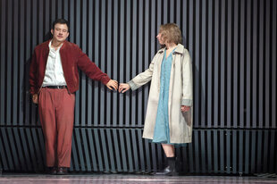 Die beiden Schauspieler Paul Zichner und Kathleen Morgeneyer fassen sich vor einer Mauer an den Händen