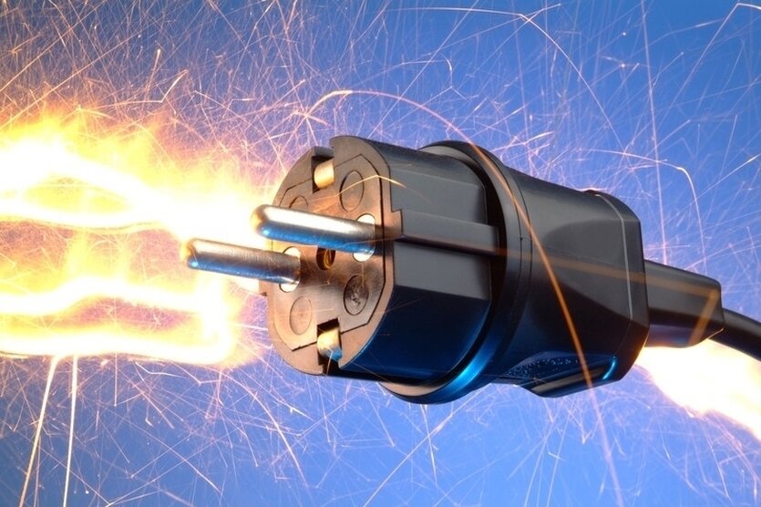 leuchtender strom kommt aus einem stecker