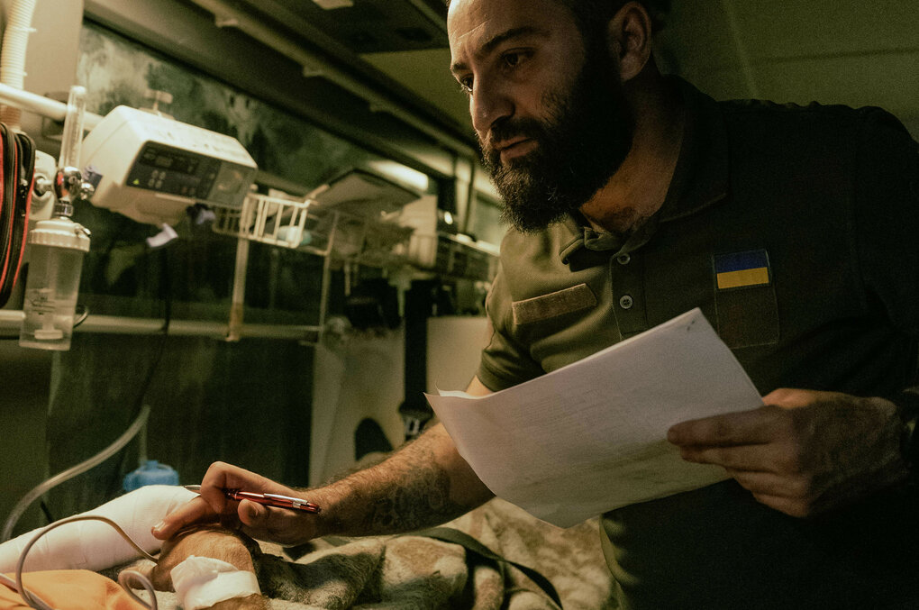 Ein Arzt an einem Krankenbett.