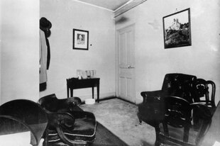 Ein leeres Bürozimmer, an der Wand hängt ein Bild mit dem Portrait Hitlers