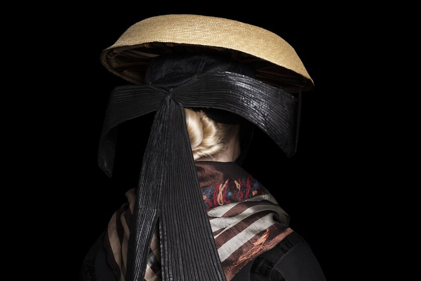 Corina Gertz, Vierländerin, Fotografie aus der Serie Das abgewandte Porträt, 2022