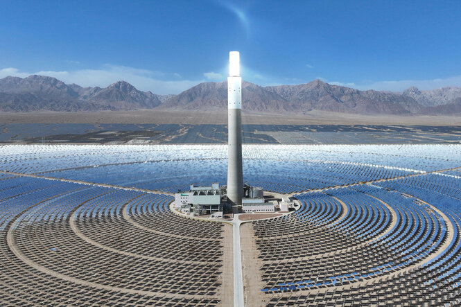 Eine riesige Solaranlage in der Wüste