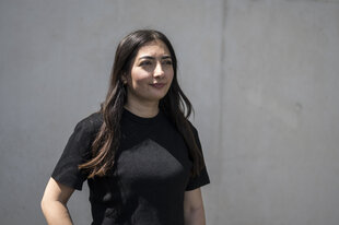 Eine junge Frau mit braunen langen Haaren