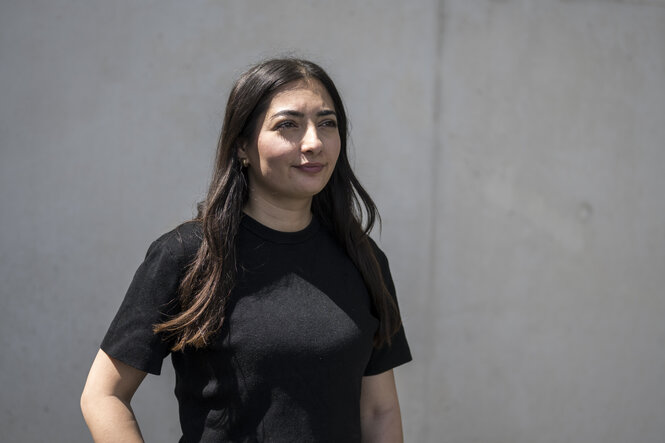 Eine junge Frau mit braunen langen Haaren