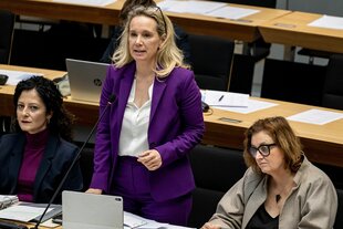 Das Bild zeigt Kultursenatorin Sarah Wedl-Wilson in der Fragestunde des Abge4ordnetenhauses am 6. November 2025.