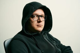 Nico Semsrott sitzend mit Kapuzenpulli und Brille