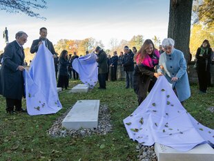 Brandenburgs Kulturministerin Manja Schüle und die Überlebende Lili Leignel enthüllen in der Mahn- und Gedenkstätte Ravensbrück