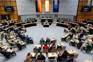 Das Foto zeigt den Plenarsaal des Abgeordnetenhauses.