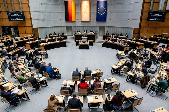 Das Foto zeigt den Plenarsaal des Abgeordnetenhauses.