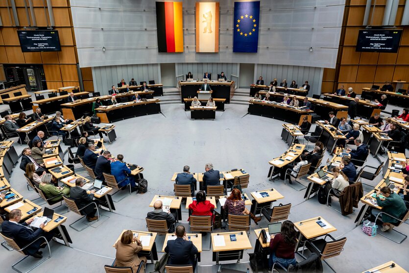 Das Foto zeigt den Plenarsaal des Abgeordnetenhauses.