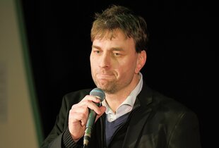 Grünen-Politiker Stefan Gelbhaar mit Mikrofon