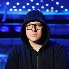 Ein Mann mit Kapuzenjacke und Brille