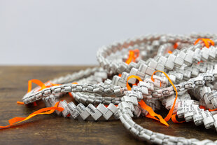 Ein Kunstwerk von Hanna Schiller, eine aus Papier geknüpfte Kette