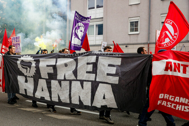Protesierende halten ein großes Banner, auf dem steht: FREE HANNA