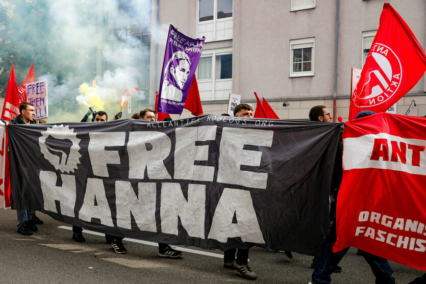 Protesierende halten ein großes Banner, auf dem steht: FREE HANNA