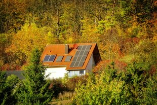 Ein Haus in einer herbstlichen Landschaft