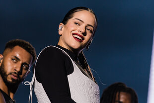 Eine junge Frau hält ihren Kopf schief und lächelt offensiv in die Kamera